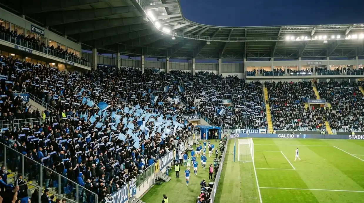 Volles Maradona-Stadion in Neapel mit Tifo der Tifosi — Heimstärke des Titelverteidigers