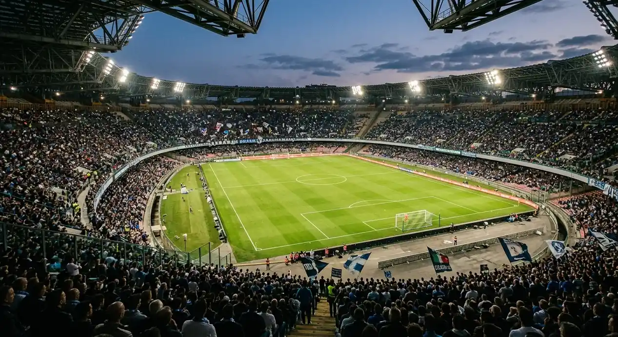 Abendliches Serie-A-Fußballstadion mit voller Tribüne und beleuchtetem Rasen